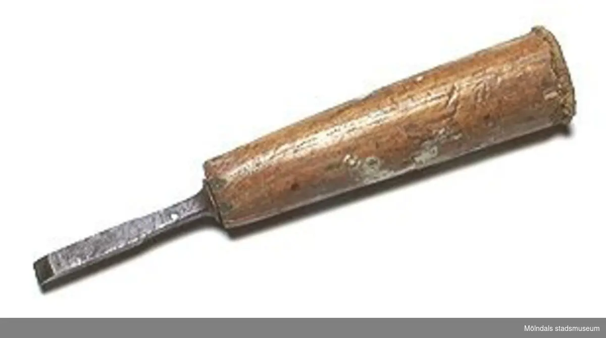 Spetsens längd 74 mm. Handtag av trä. Handtaget på verktyget sprucket.Köpt på loppmarknad.