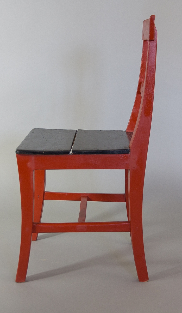 Stol, två st., tillverkade av furu. Modell med raka framben, bakben och ryggståndare i ett stycke, h-kryss, skulpterad ryggslå och rakt överstycke. Sammanfogad med tränaglar. Sitsen målad svart och övriga snickerier målat i rött.