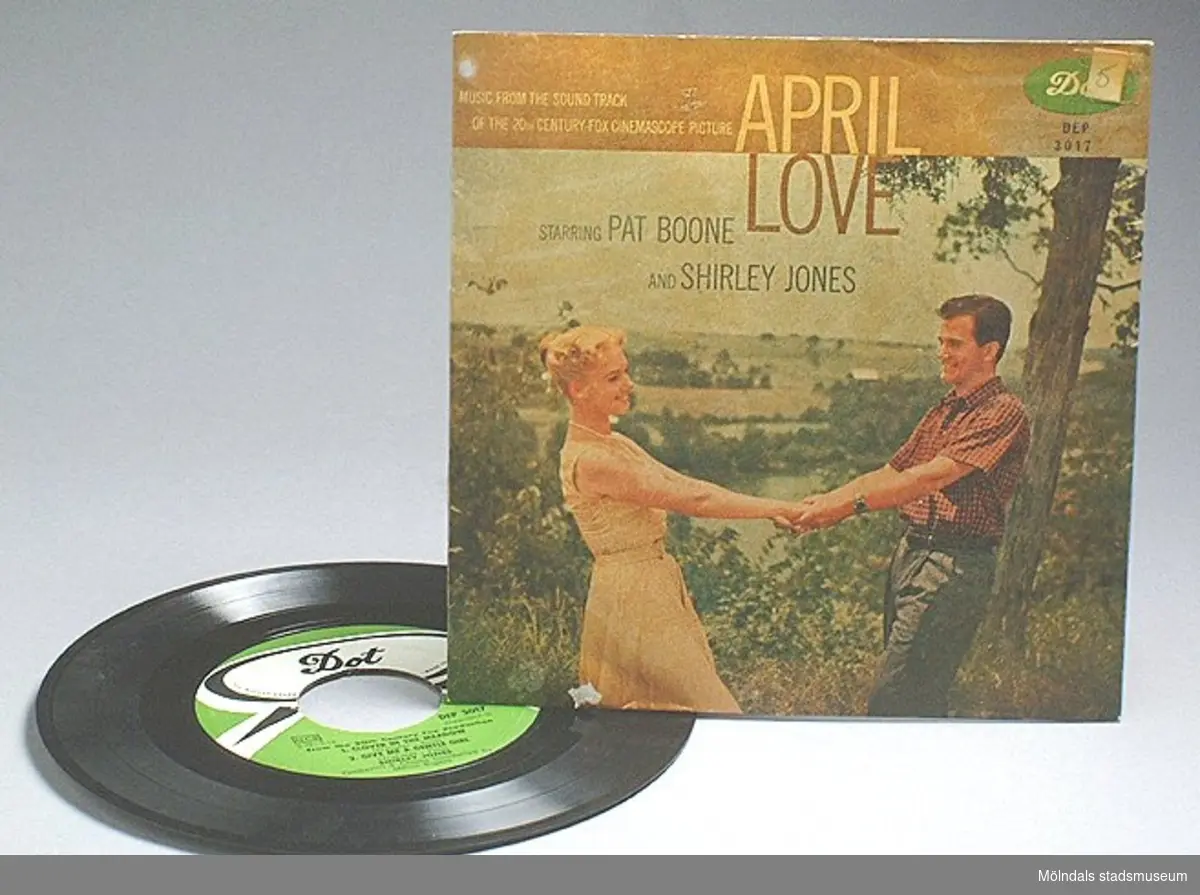 EP-skiva (:1) "April love" med Pat Boone och Shirley Jones. Skivfodral (:2) med sångarna avbildade.