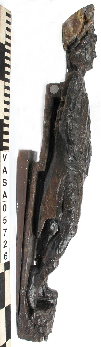 Del av högerarm, tillhörande en skulpterad kejsarfigur.

Text in English: Part of the right arm - of a sculpted Roman emperor.