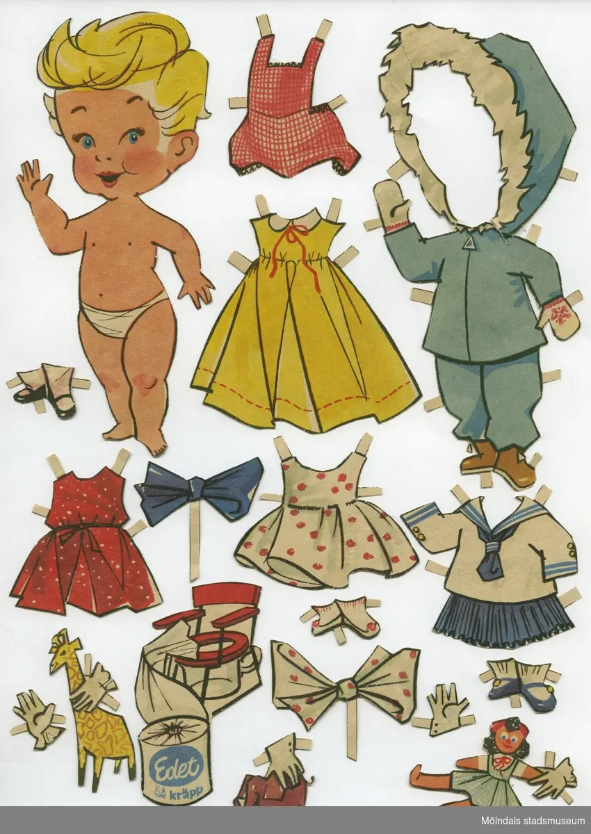 Klippdocka med kläder och tillbehör från 1950-talet. Docka och kläder är märkta "Laila" på baksidan - dockans namn. Dockan är urklippt ur tidning, och är också reklam för toalettpappret Edet Kräpp. Dockan föreställer ett litet barn, tecknat, med blont hår och iklädd blöja/underbyxa. Garderoben består av uteplagg (jacka med kapuschong och byxor), två kortare klänningar, en längre klänning, sjömanskostym med kjol, lekdräkt med korta ben, två scarves, tre par skor med strumpor, leksaker, samt en potta med tillhörande rulle Edet Kräpp. Docka och kläder har tidigare förvarats i samma kuvert som "Diana" (MM 04575). 