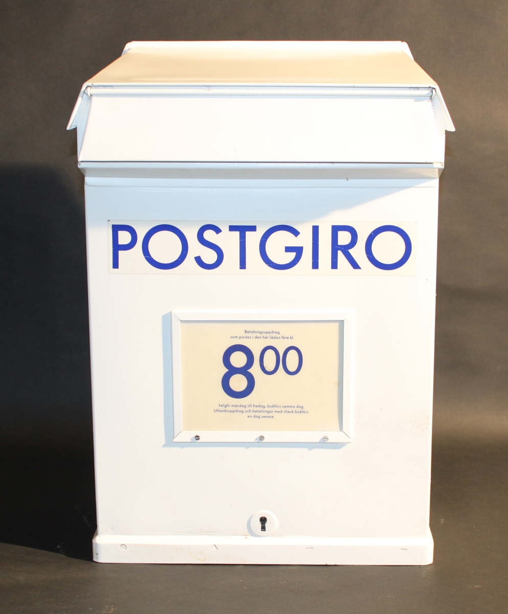 Vit postgirobrevlåda av 1968 års ombyggda typ med förlängd nos.

Blå text "POSTGIRO" på respektive gavel samt mitt fram ovanför anslagsramen för tömningstider. Brevlådan tömmes från botten. Inläggs-öppningen är 360 x 50 mm.  (Artikelnummer 231.42 i MB 1988). Lådmodellen tillverkades av Postverkets Industrier fram till 1988-1989.

Brevlådans nyckel har PM 16313.