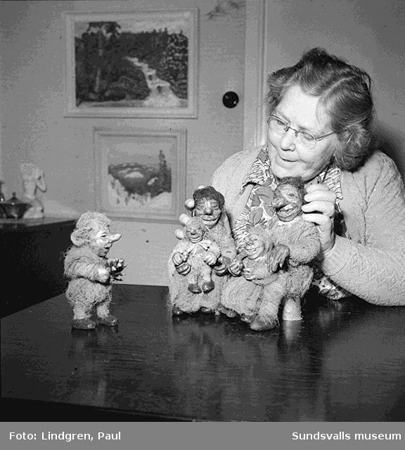 Frida Wass med sina egenhändigt tillverkade troll. Artikelrubrik: "Troll vid Klissbergsvägen".