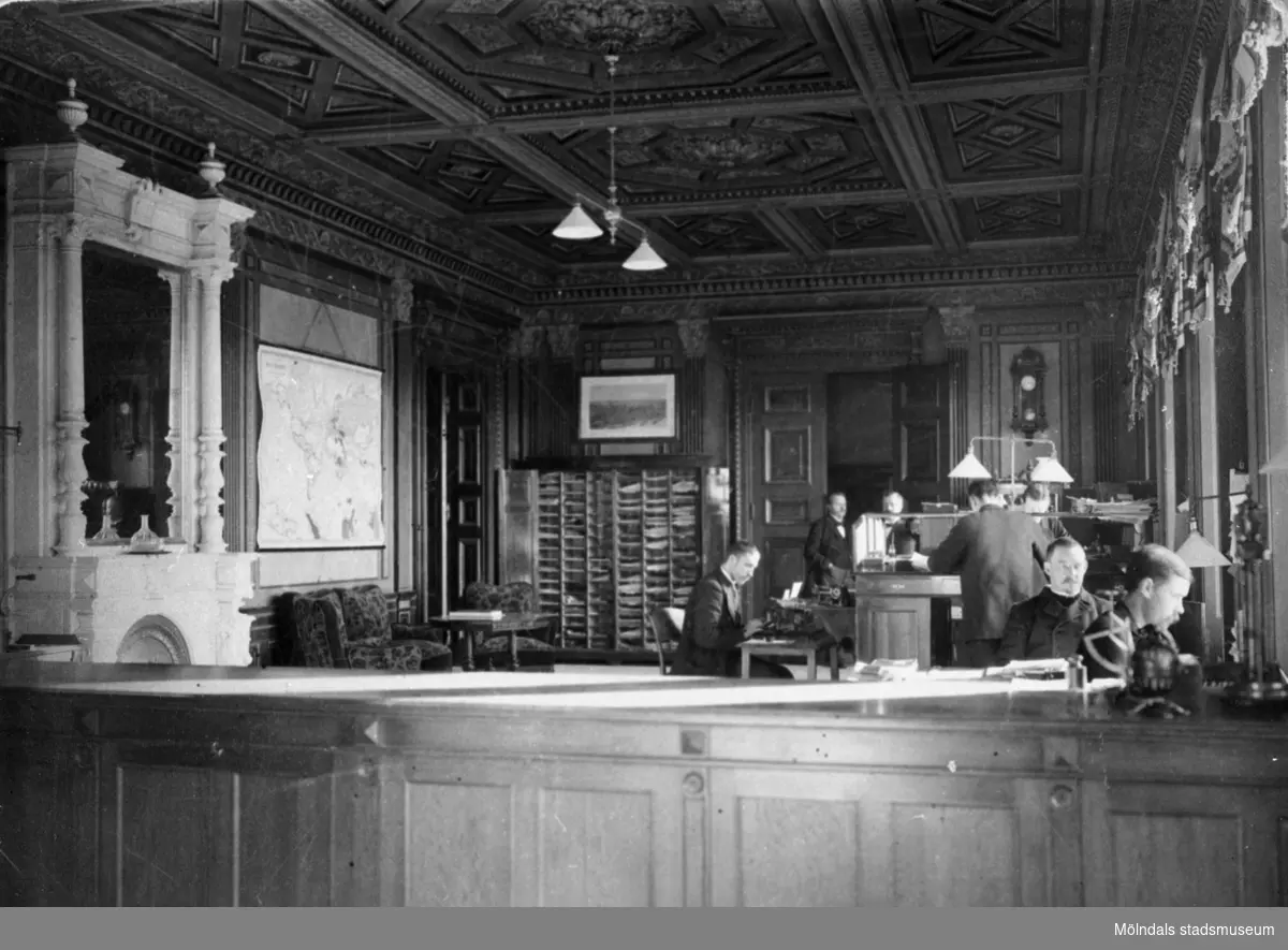 Interiör från Papyrus kontor år 1895. Sju män som arbetar.