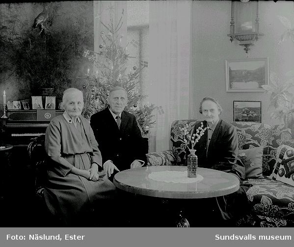 Fotograf Maria Kihlbaum med yrkespartnern Ester Näslunds föräldrar, Kristina och Lars Johan Näslund. De bodde allesammans i samma hus på Nygatan 41, Södermalm.