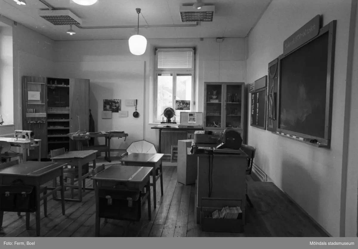 Interiörbilder från utställningen "Lära för Livet - skolan i Mölndal under 200 år". Visades på Mölndals museum 1988-03-12 - 1989-03-19 och bestod av insamlat material från Mölndals skolor.