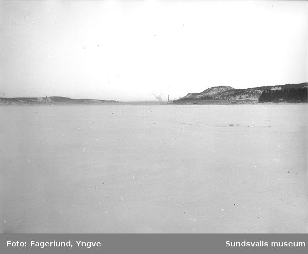 Vintervy mot Ljungaverk från Ljungan.