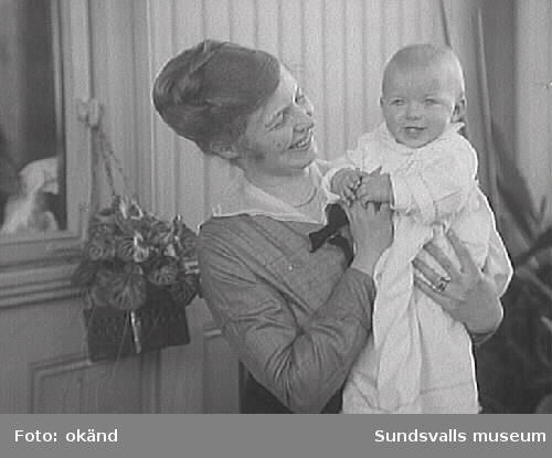 Förmodligen Pussi (Dora Louise) Norström med ett av sina barn.
Pussi var gift med direktören vid Skönvik, Ingenjören Karl Fredrik Lennart Nordström och hans mor Alma Cecilia Norström f Bünsow var gift med civilingenjör  Claes Gustav Norström.