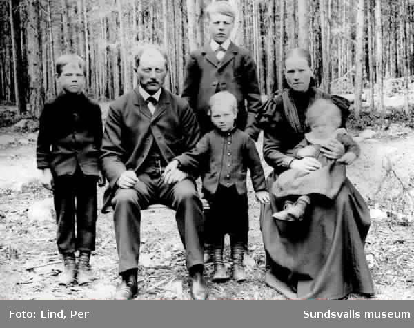 Alby 1898. Familj, föräldrar samt fyra barn.