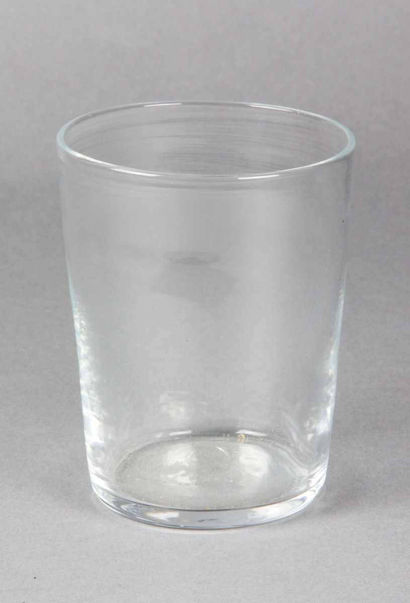 Glas i bägarform munblåsta av klar glasmassa.