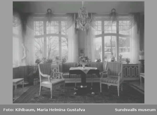 Villa Marieberg, interiör och exteriör. Byggår 1910. Ägare: Ando Wikström, grosshandlare och trävaruhandlare, född 1878 och död 1937 i Sundsvall. Villan övertogs senare av sonen med samma namn bankdirektör (Ando Gustaf Wikström f. 1908 d. 1995).