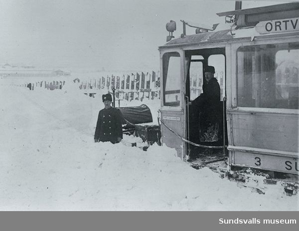 Spårvagnslinjen Sundsvall-Ortviken en snörik vinter.