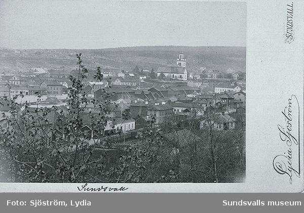 Stadsvy från norr. Med på bilden finns kyrkan. Bildtext i album "Sundsvall från norr Norrmalm i förgrunden".
