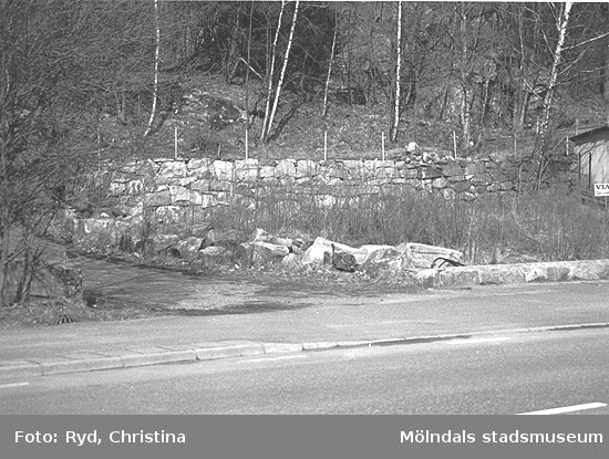 Uppfartsväg till hus som skall bevaras på Rådavägen 5, Stensjön, norra sidan. Bilden är tagen 1991.