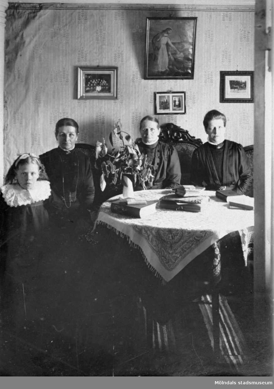 Från vänster ses fosterbarnet Märta Persson, systrarna Josefina och Maria Eriksson samt deras piga Anna Carlsson i Olas stuga 1900-tal.