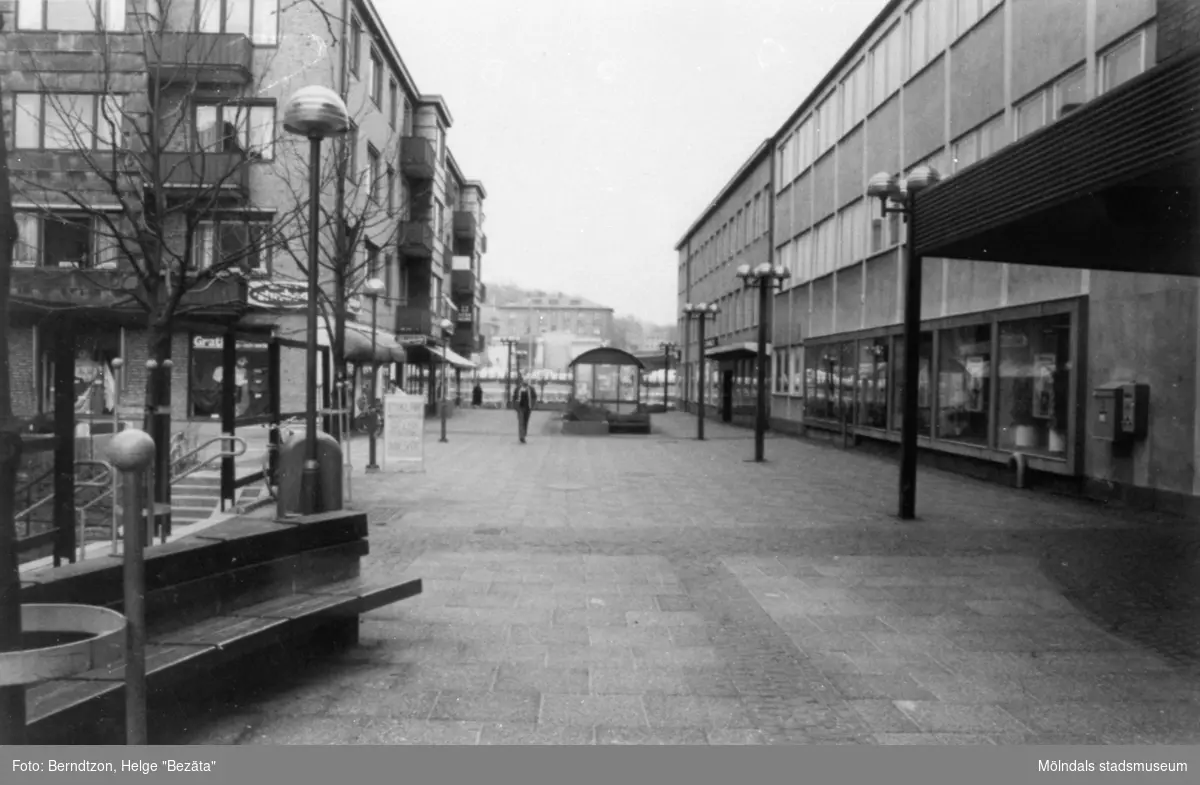 Till vänster, längst ner mot Göteborgsvägen, ses Brogatans äldsta stenhus Centrumhuset, 1980-tal. Till höger ligger gamla Hantverkshuset med bank och post. Gatan hette då Frölundagatan.
