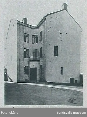 "Stenhemmet", ålderdomshemmet nr 2 å Holmgården. Inramade fotografier som hängt på pensionärdhemmet Holmgården, Holmgatan 1, kv Väständan.