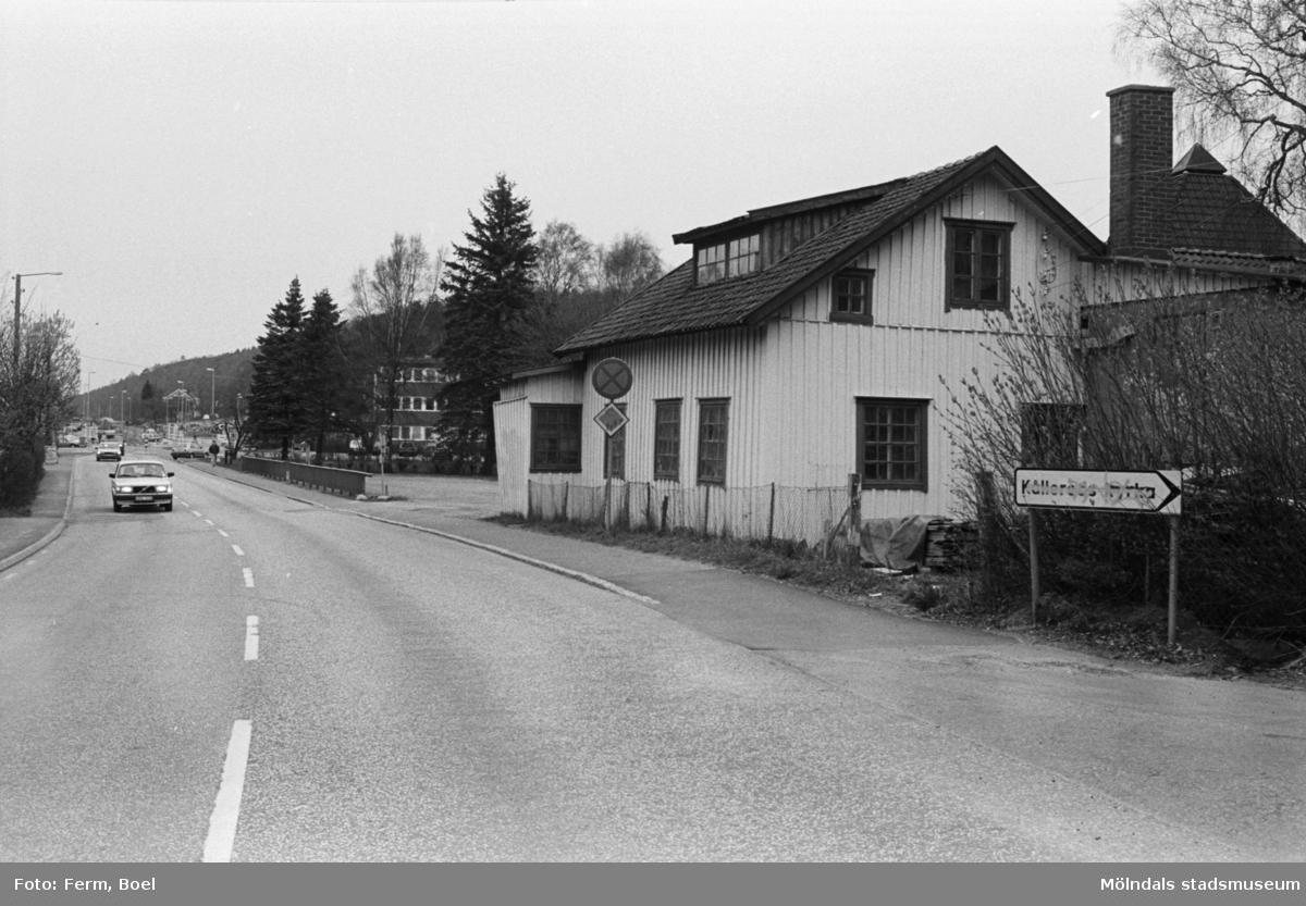 Vid Gamla Riksvägen i Kållereds centrum byggde John Lindström ett snickeri och drev det från 1930 till 1970-talet. I många år stod snickeriet som det lämnades - fyllt av maskiner, mallar, fanér- och färgprover. Senare blev det hantverksgården Ekebacken. Fotografiet togs 1992.