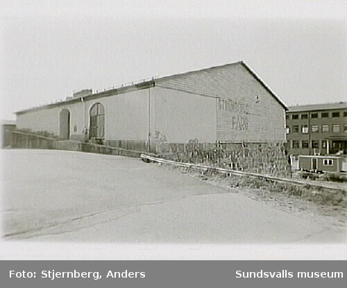 Magasin med stenfot. Stenfoten är från omkring 1800. Överbyggnaden är från omkring 1930. Möjligen använd som iskällare för Grönborgs bryggeri.