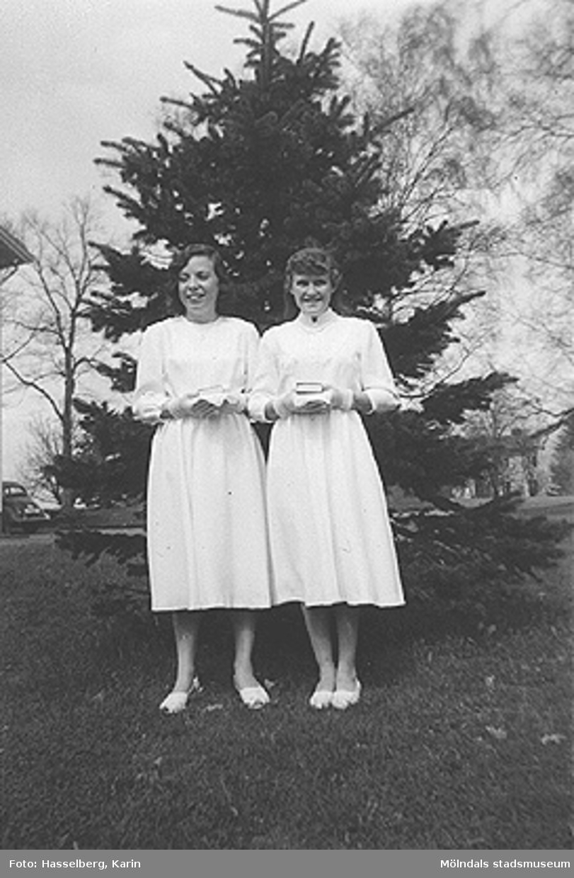 Två kvinnliga konfirmander från Skolhemmet Stretered vid Kållereds kyrka. År 1958.