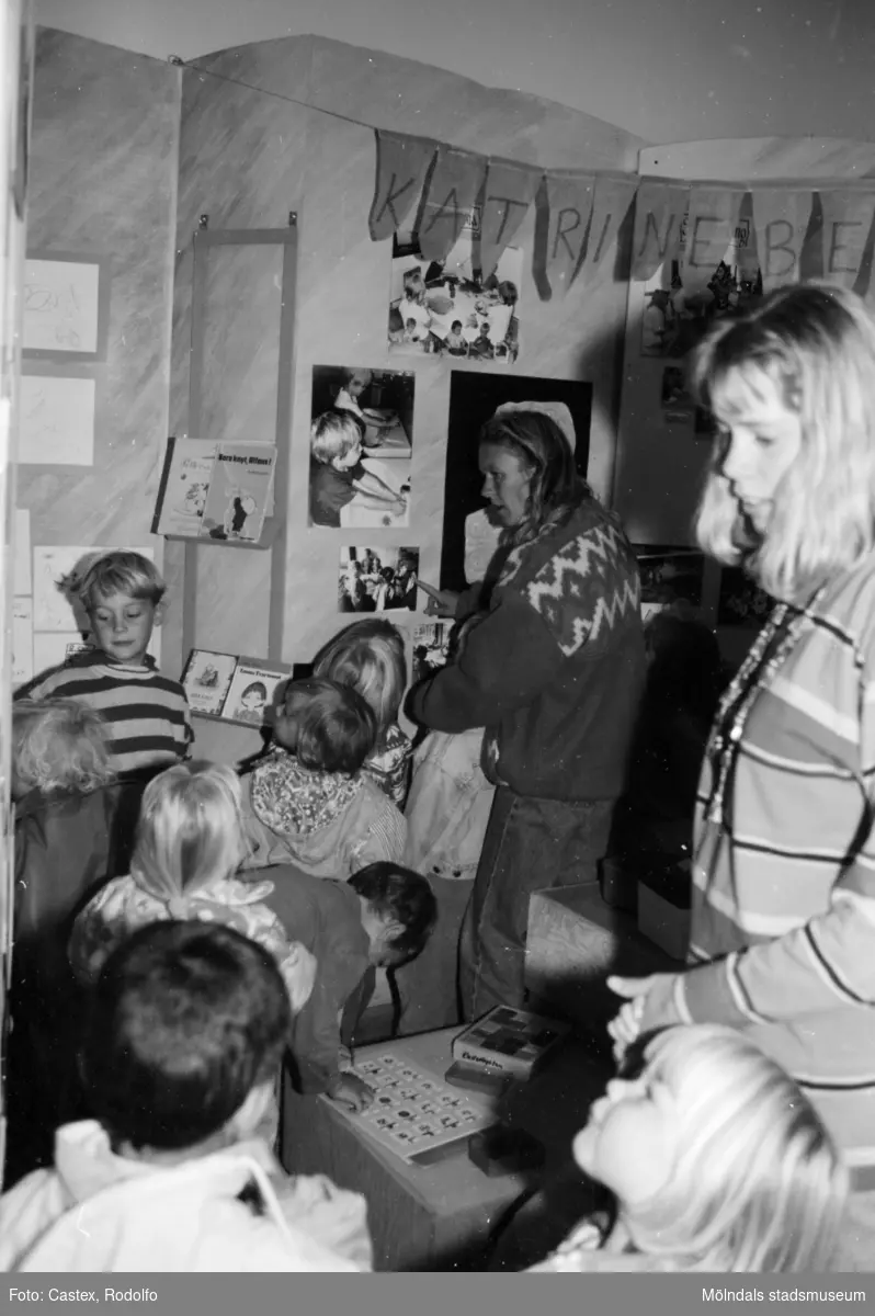 Vuxna och barn står i utställningen. Utställningsvernissage av och om Katrinebergs daghem på Mölndals museum 1993-09-10.