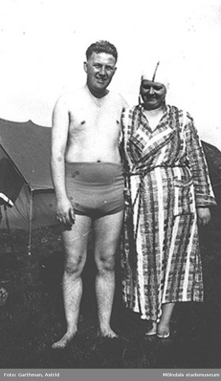 Ester Viola "Gullan" Andersson född Garthman (givarens faster) och Gustav Andersson på badsemester i Fjärås Bräcka, 1935.