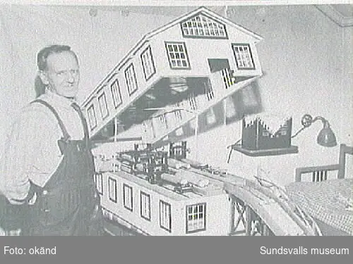 Sågverksarbetaren Johan Johannesson vid sin modell av Norrviks sågverk, Söråker. Modellen tillhör Sundsvalls museum.
