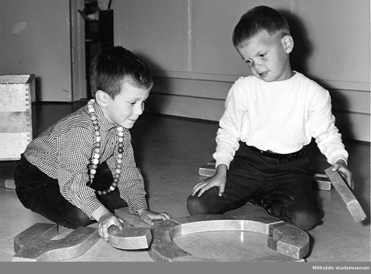 Två barn som leker med träklossar vid Holtermanska daghemmet 1953.