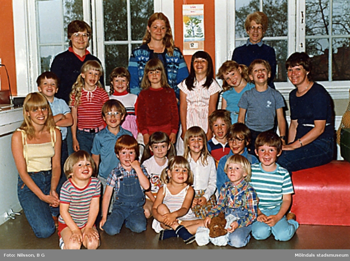 En grupp barn och fem fröknar vid Holtermanska daghemmet.