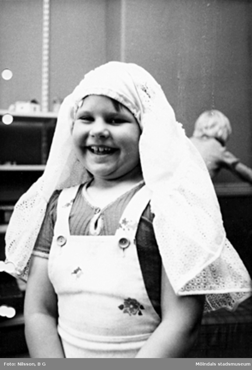 Ett barn som har klätt ut sig till sköterska/nunna. Holtermanska daghemmet maj 1975.