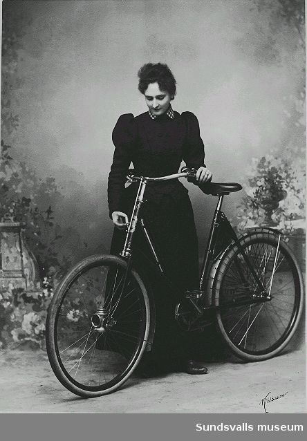 Fotografen Maria Kihlbaum med cykel i ateljén.