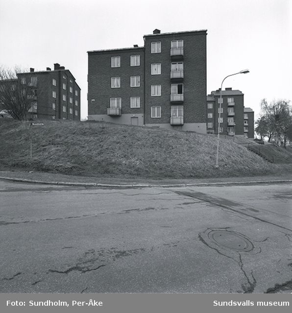 Inventering av 1940- och talsområden. Östra Radiogatan 2 E, 2, 2 A, C-E, 2B.Nr 9 Garageportar. Butiker.