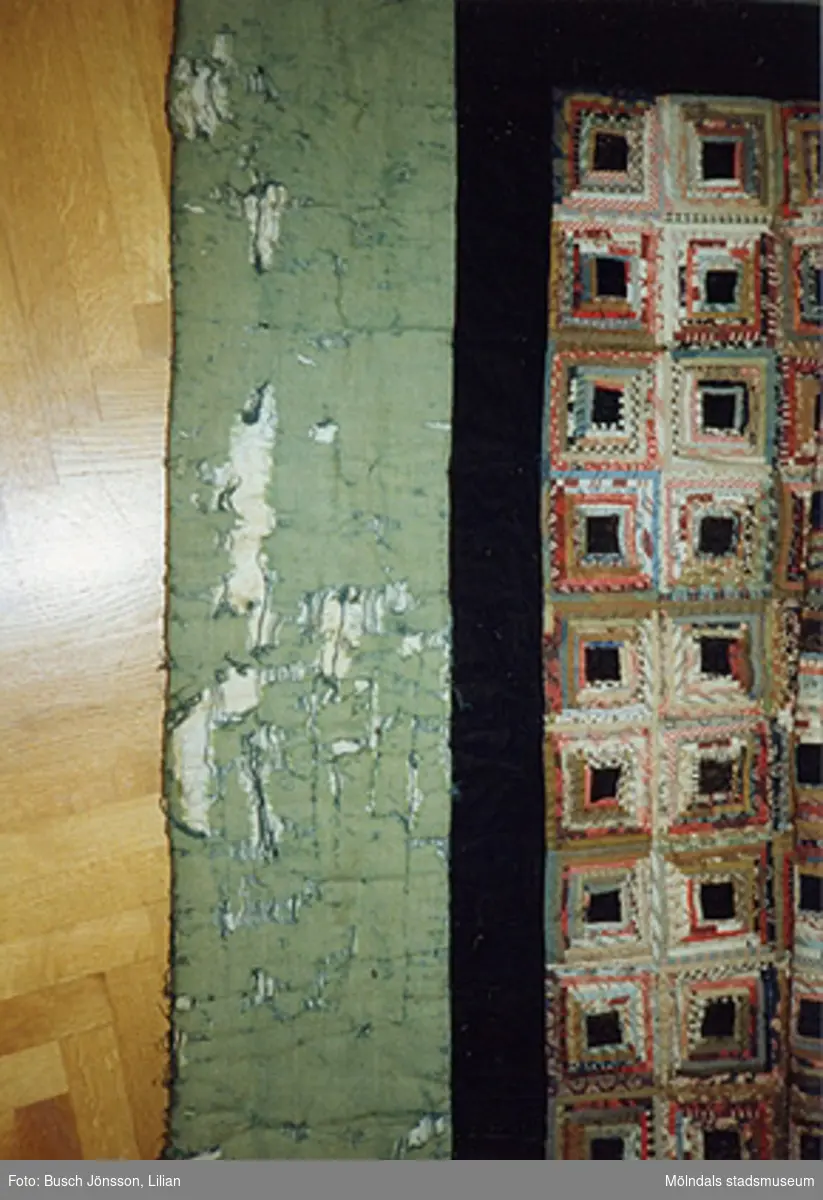 Färgfoto på "Vikingtäcket". Bilden inlämnades till Mölndals museum tillsammans med ett brev som finns i arkivet. Museet hade en lapptäcksutställning 1993.