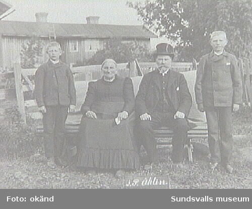 Familjen J P Åhlin. Fotografi taget under Lars Ulrik Öquists tid som ägare av Eriksdals sågverk 1870 - 1896.