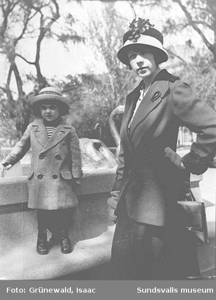 Iván Grünewald (f. 1911) och modern Sigrid Hjertén vid Molins fontän i Kungsträdgården, 4 juni 1915.