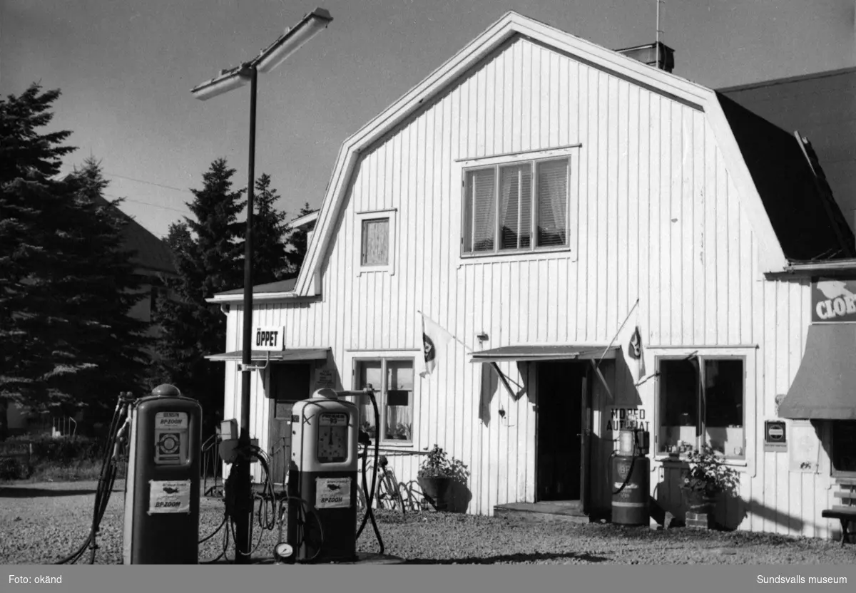 BP-stationen Alnö Vi,  Brovägen 1961. Köpman Axel Johansson.