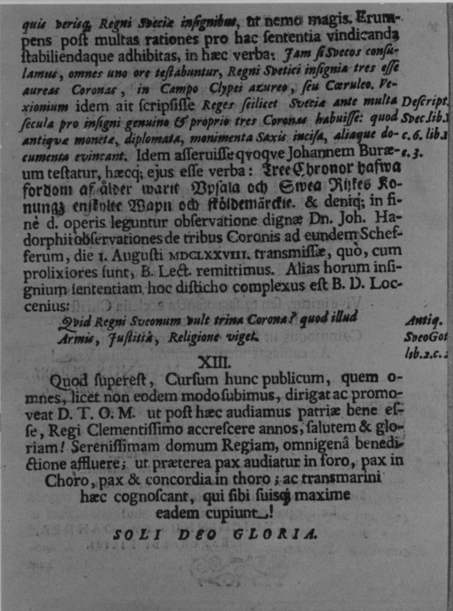 Sida ur Discursus academicus de tabellario år 1689, en i Åbo 1689 på latin utgiven avhandling. 

Ämnet är en Postiljonsbricka, svensk, från senare delen av 1600-talet.
Boken finns i Postmuseums bibliotek.
