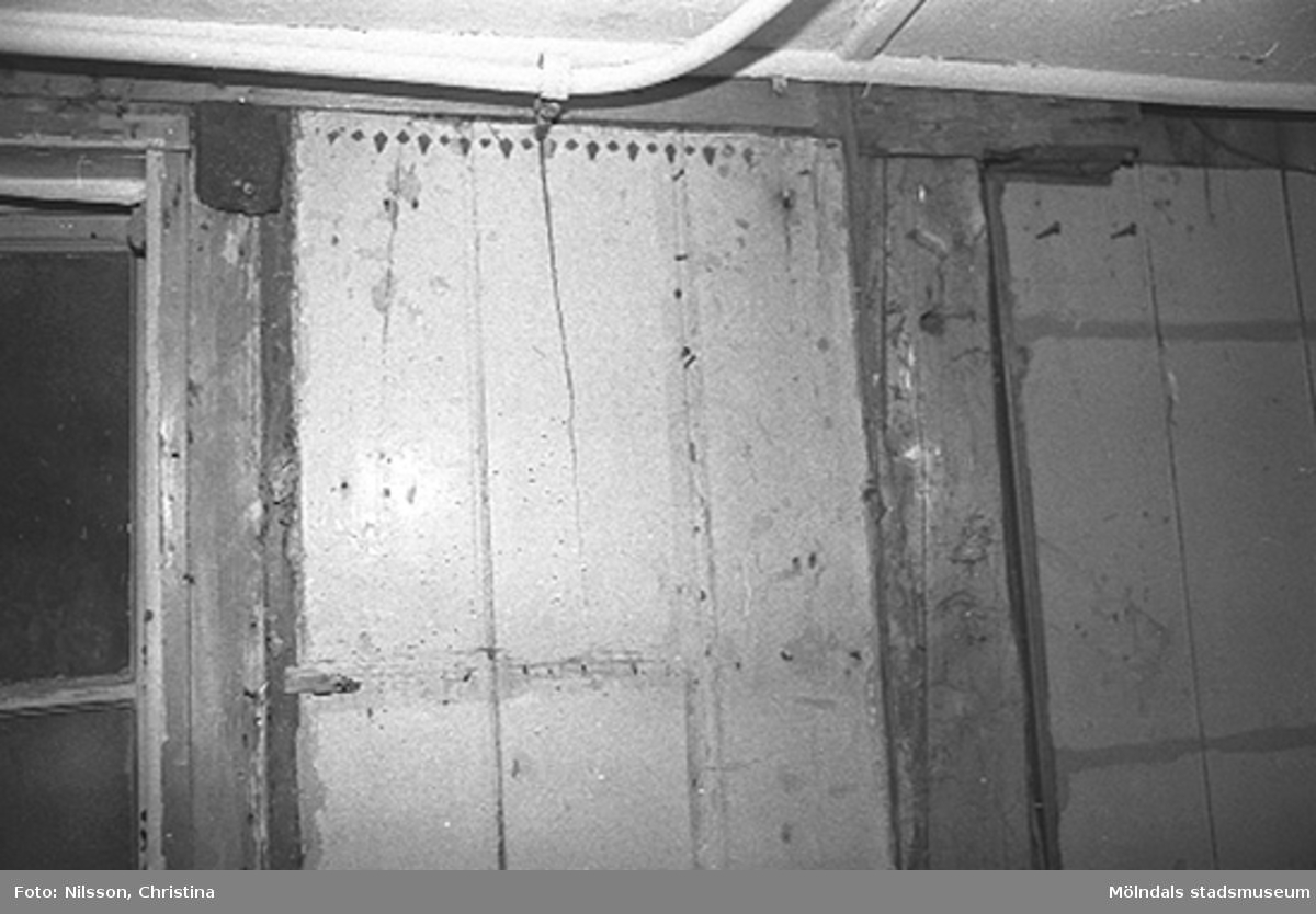 Kvarnfallet 31 i Grevedämmet, hösten 1994. Interiör i fabriksbyggnad. Byggnadsdetaljer: Halvt fönster och ledning i taket m.m.