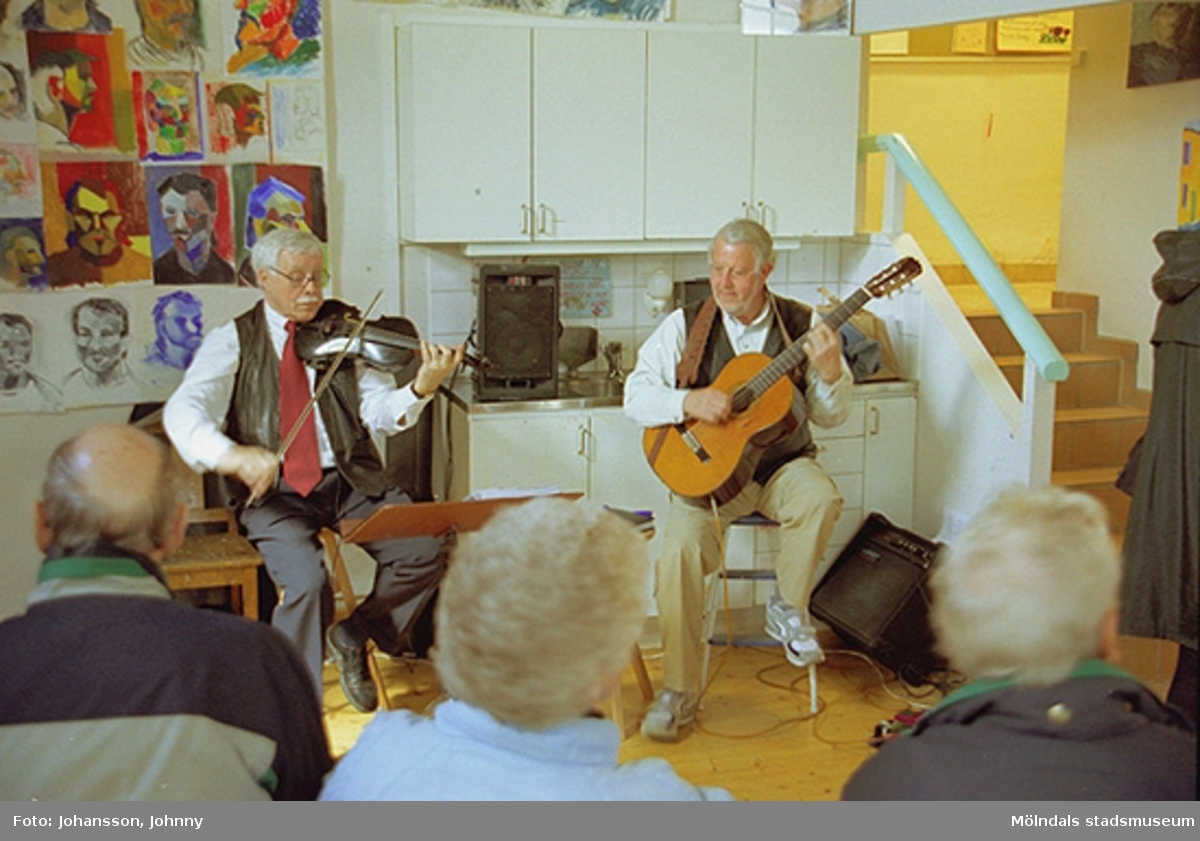 Musikunderhållning på Mölndals målarskola. Erling Olofsson spelar fiol och Lasse Börjesson spelar gitarr.