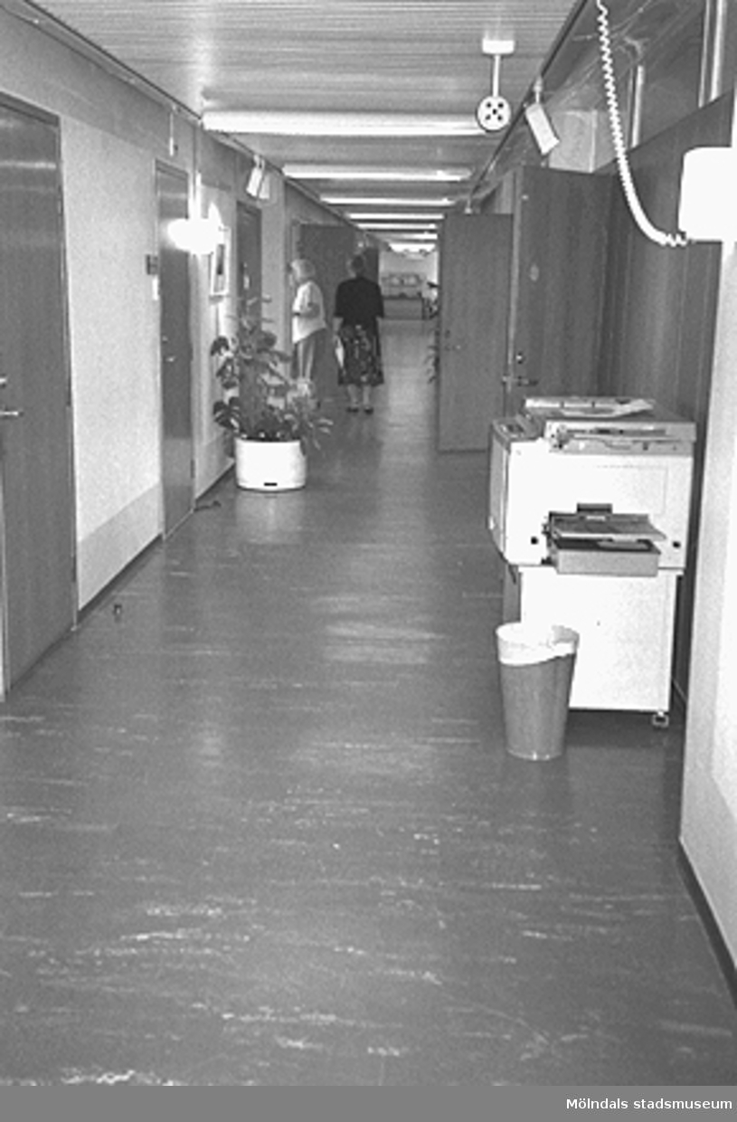 Mölndals stadshus, juni 1994. Korridor med kontorsrum. Till höger står en kopieringsmaskin.