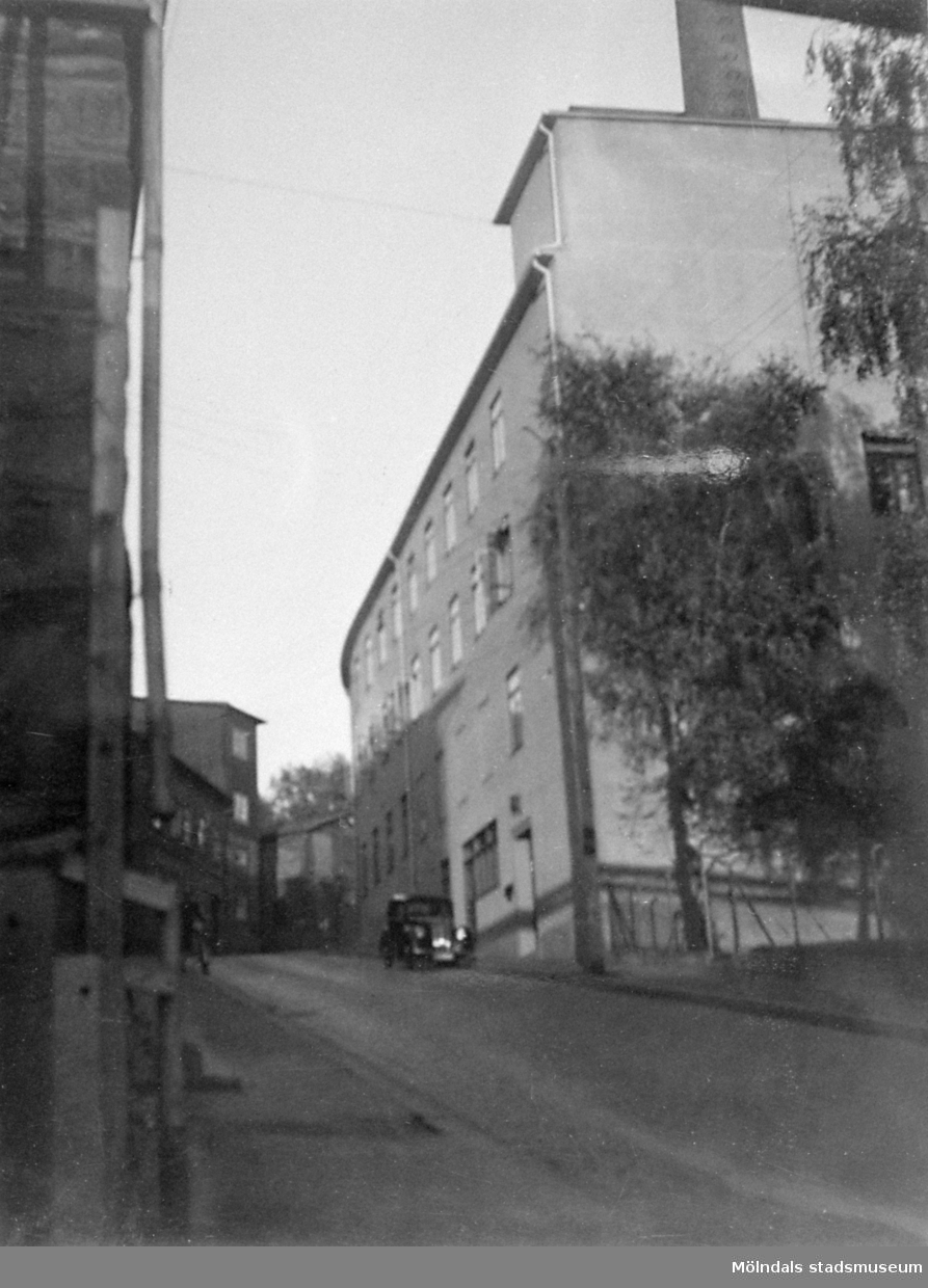 Viktor Samuelsons fabrik "Strumpan", omkring 1940. Observera vänstertrafik (högertrafik började 1967) i backen "Kråkan" (Kvarnbygatan). Till vänster ligger Soab.