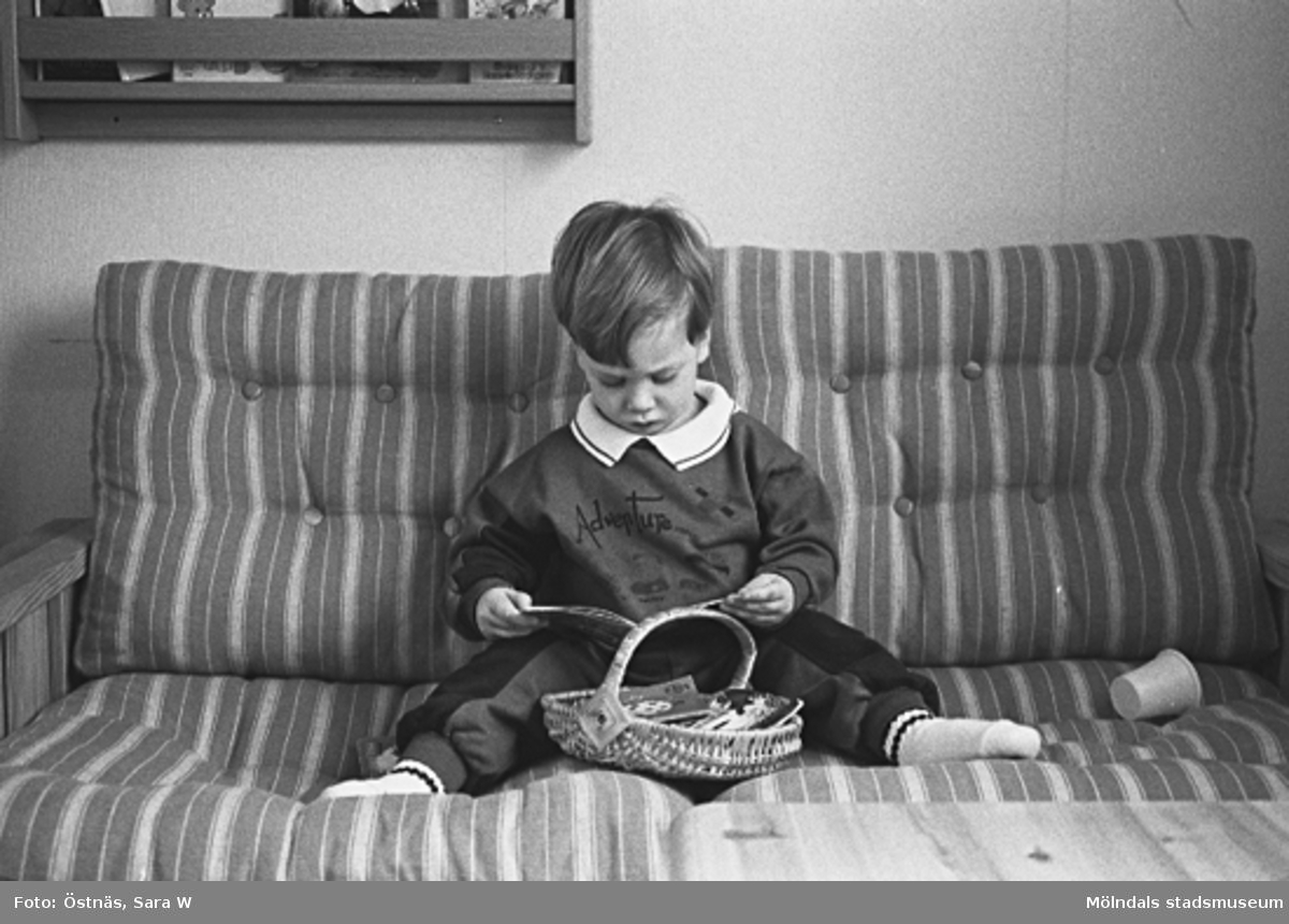 En pojke som läser, 1980-tal.