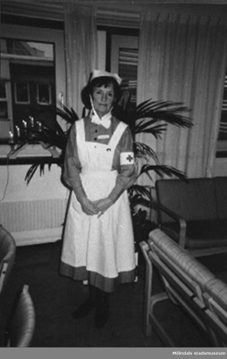 Inger Petersén iklädd sin sjuksköterskeuniform, cirka 2004.
Hon invigdes till sjuksköterska från Röda Korsets sjuksköterskeskola i Stockholm den 14 oktober 1958 av grevinnan Estelle Bernadotte utav vilken hon erhöll i sin hand den brosch som är så signifikant för Röda Korsets sjuksköterskeskola.