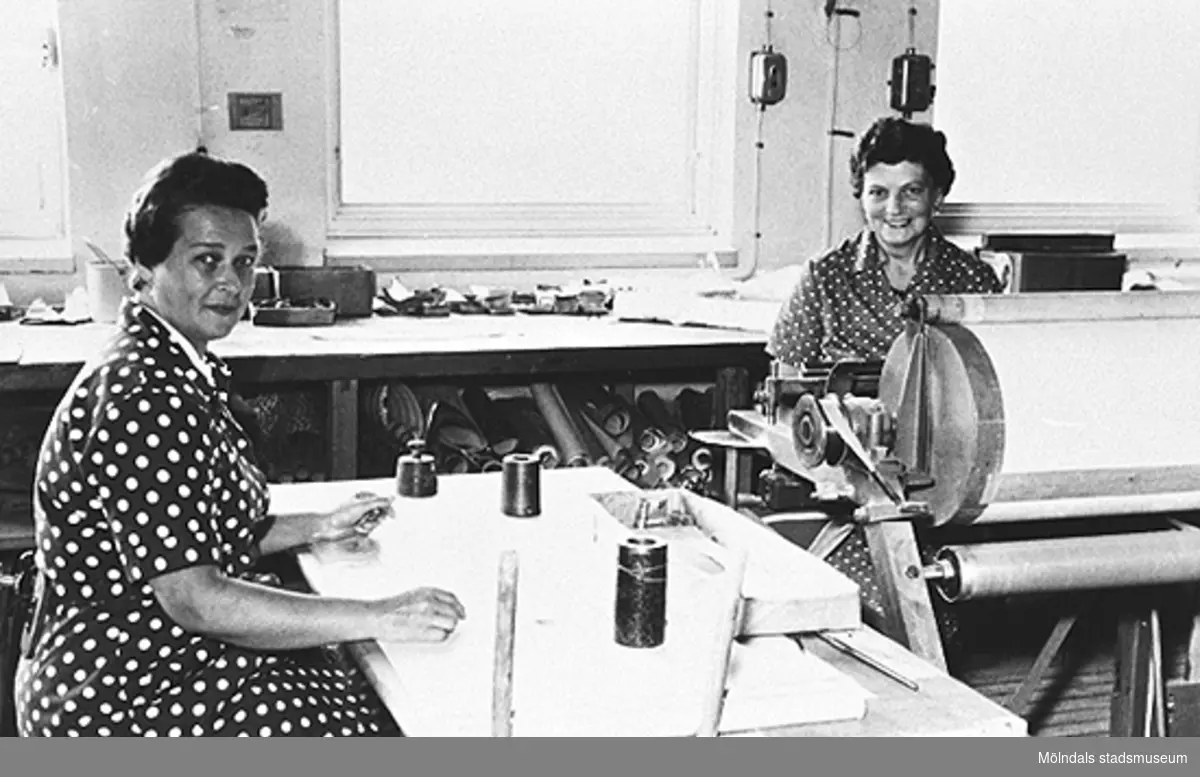 Från vänster: Margit Magnusson och Maja Brandberg håller på med upprullning till tapetlängder vid Tengblads Tapetfabrik, 1950-tal.