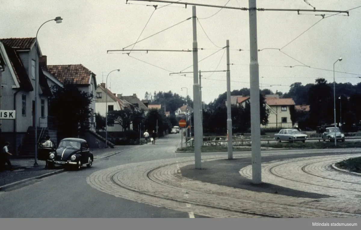 Vy från Barnhemsgatan över spårvägens vändslinga i Broslätt, Mölndal, på 1970-talet.