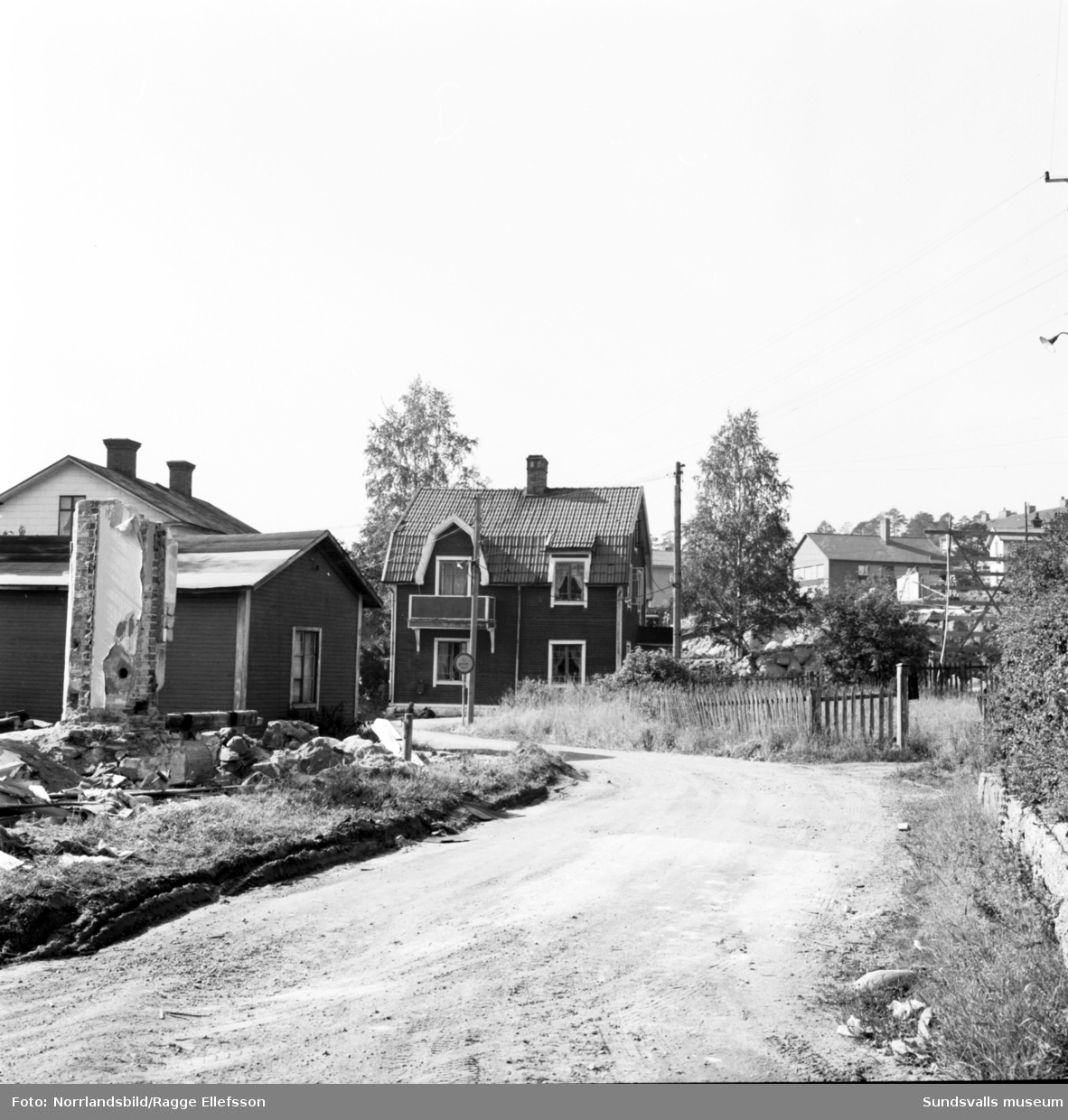 Skönsberg. Saneringen vid Lotsgatan och de första grävmaskinerna.