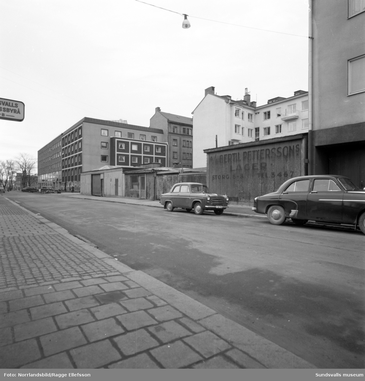 Diverse gatubilder från Trädgårdsgatan och Rådhusgatan. Butiker som Wickholms Nya Guldsmedja, Thomas Anderssons Begravningsbyrå, Hattasken och AB Bertil Petterssons lager.