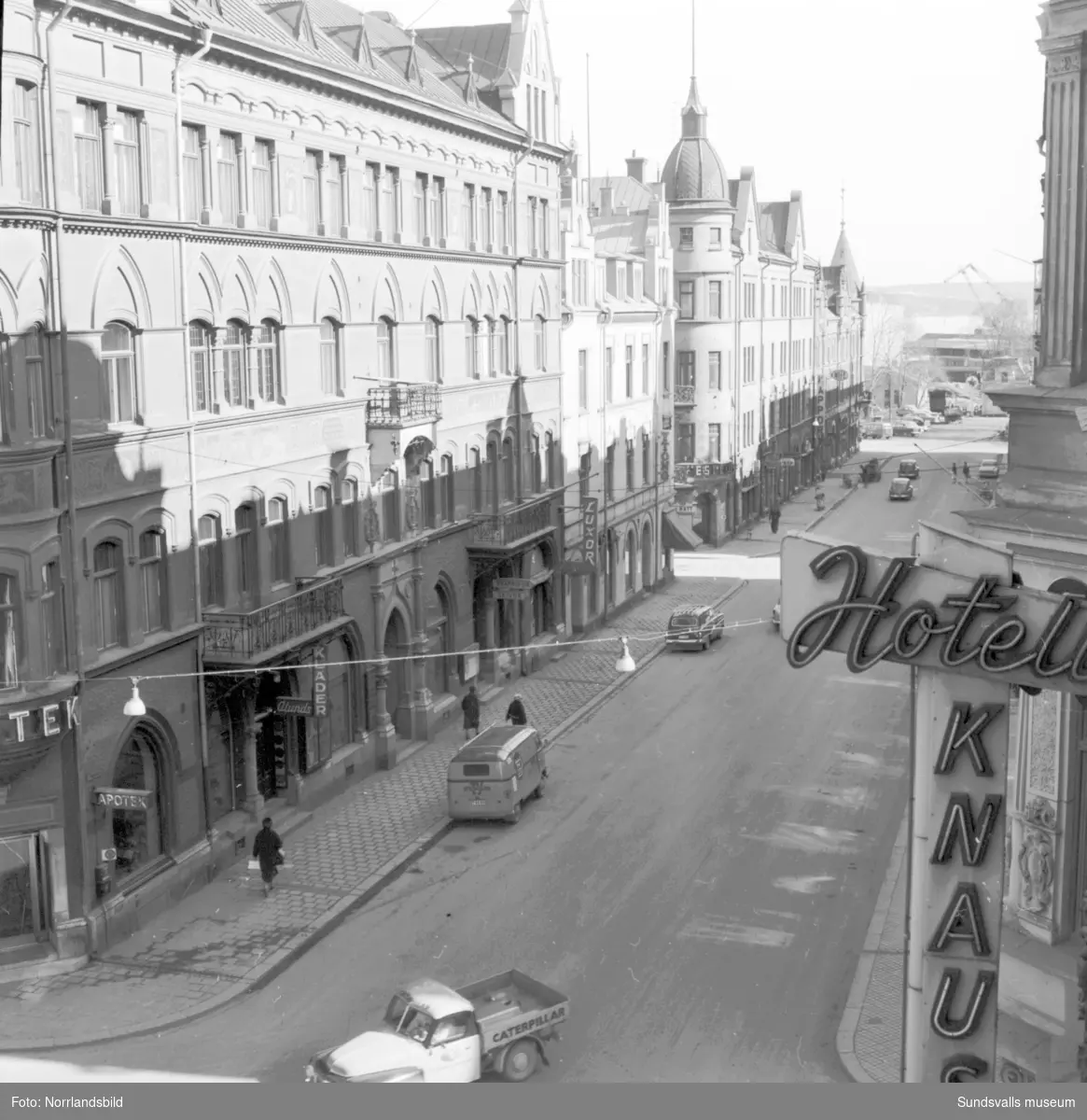 Vy över Storgatan taget från hotell Knausts balkong. Folkvimmel och butiker som Heselius, Ålunds kläder, med flera.