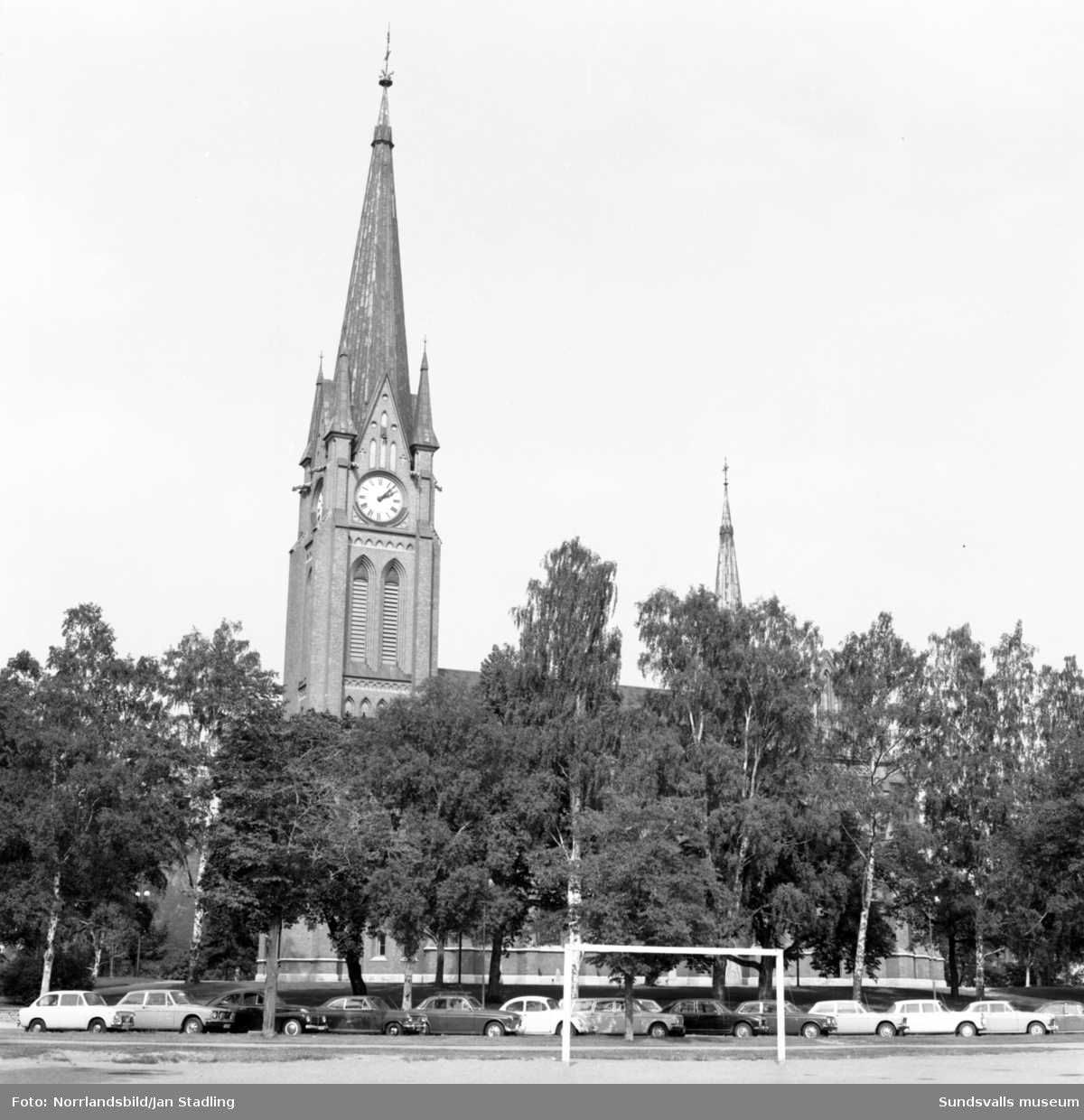Sommarbilder från Stenstaden. Storgatan, torget, kyrkan.