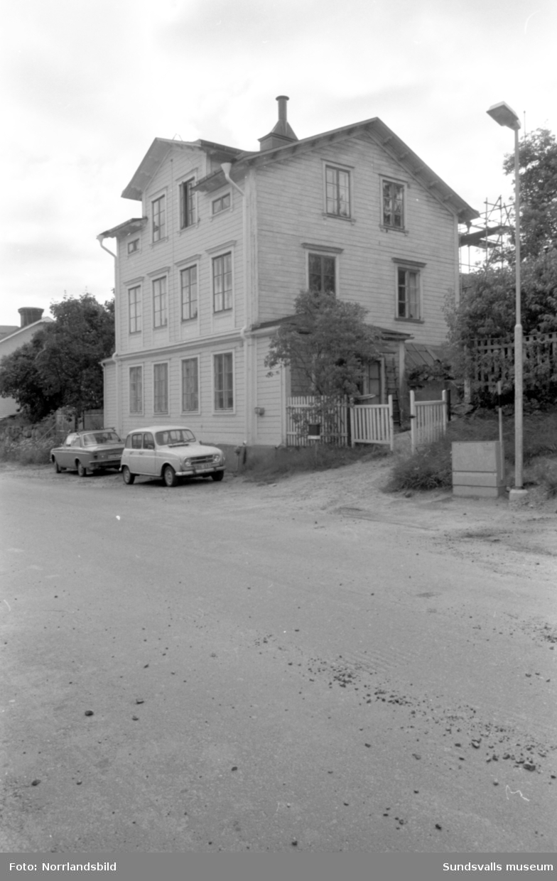 Träkåkar på Södermalm,bland annat Pilgränd 6, Södermalmsgatan 13 och 17.